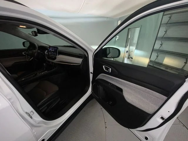 Used 2022 White Jeep Latitude Lux image 23