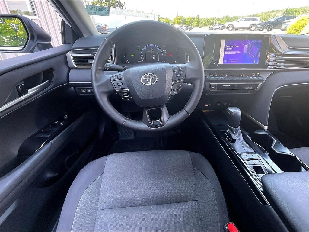 Used 2025 White Toyota LE image 17