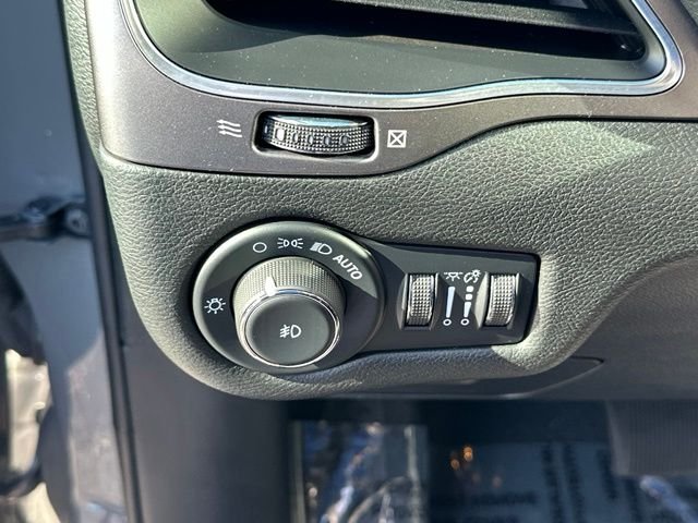 Used 2022 Gray Jeep Latitude Lux image 21