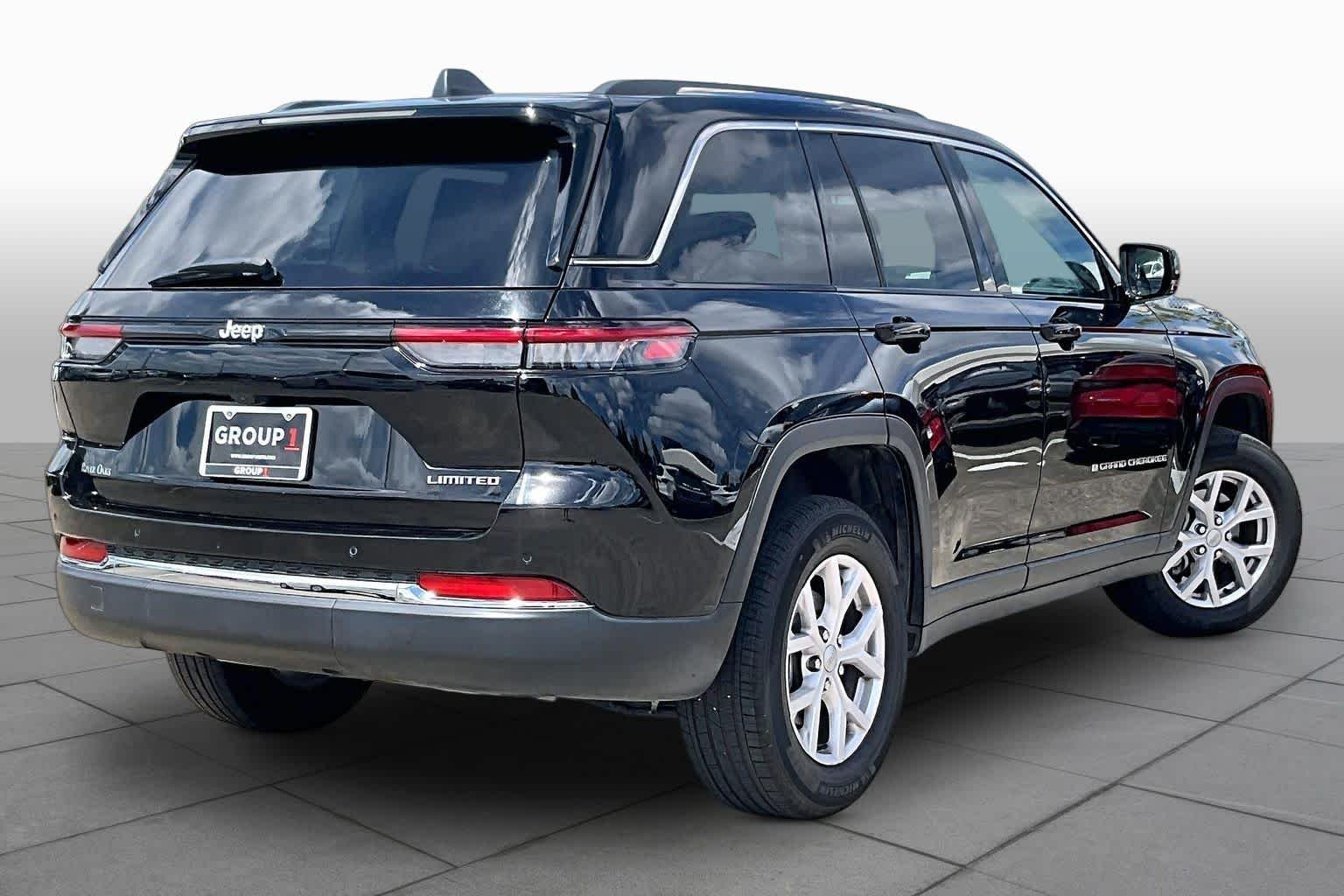 Used 2022 Diamond Black Crystal Pearlcoat Jeep Limited image 12