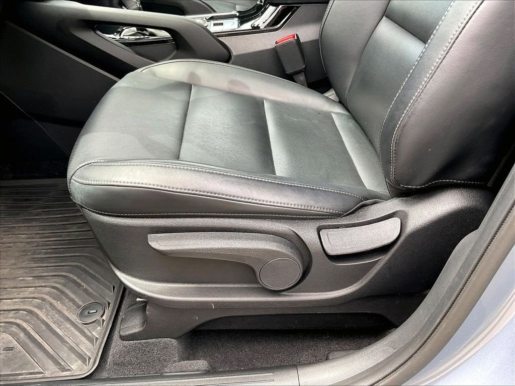 Used 2025 Everlasting Silver Kia LX image 33