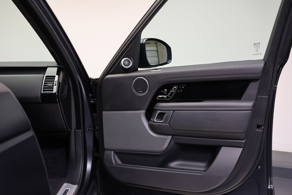 Used 2019  Land Rover 5.0L V8 Supercharged image 36