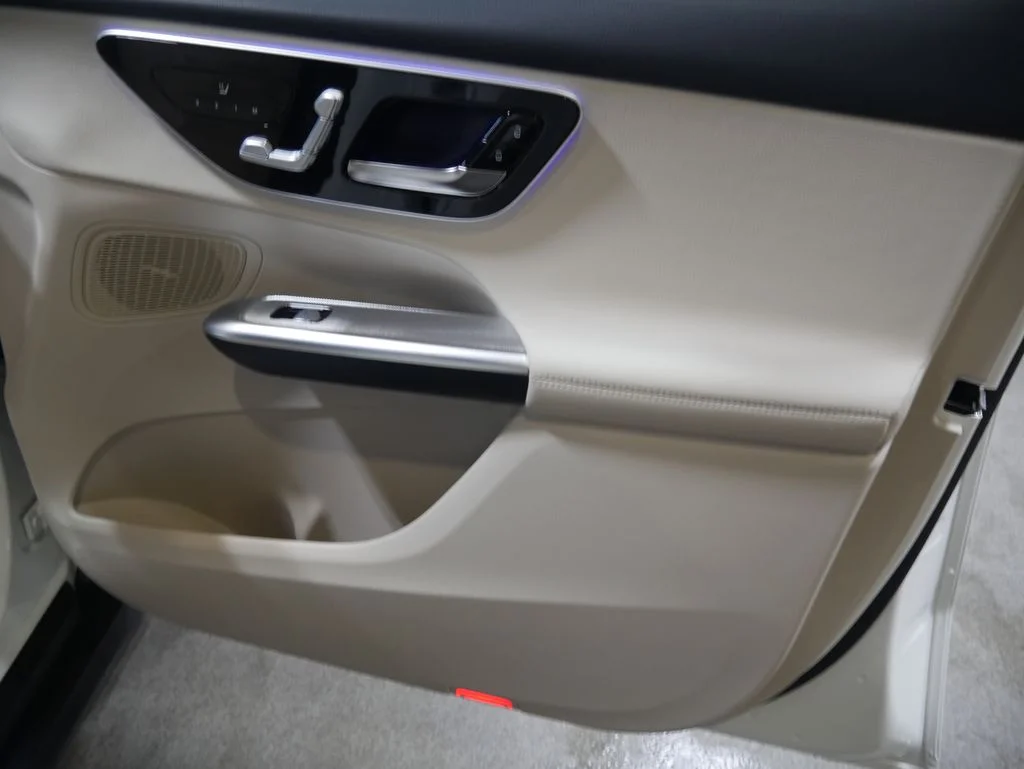 New 2026 Polar White Mercedes-Benz GLC 300 image 25