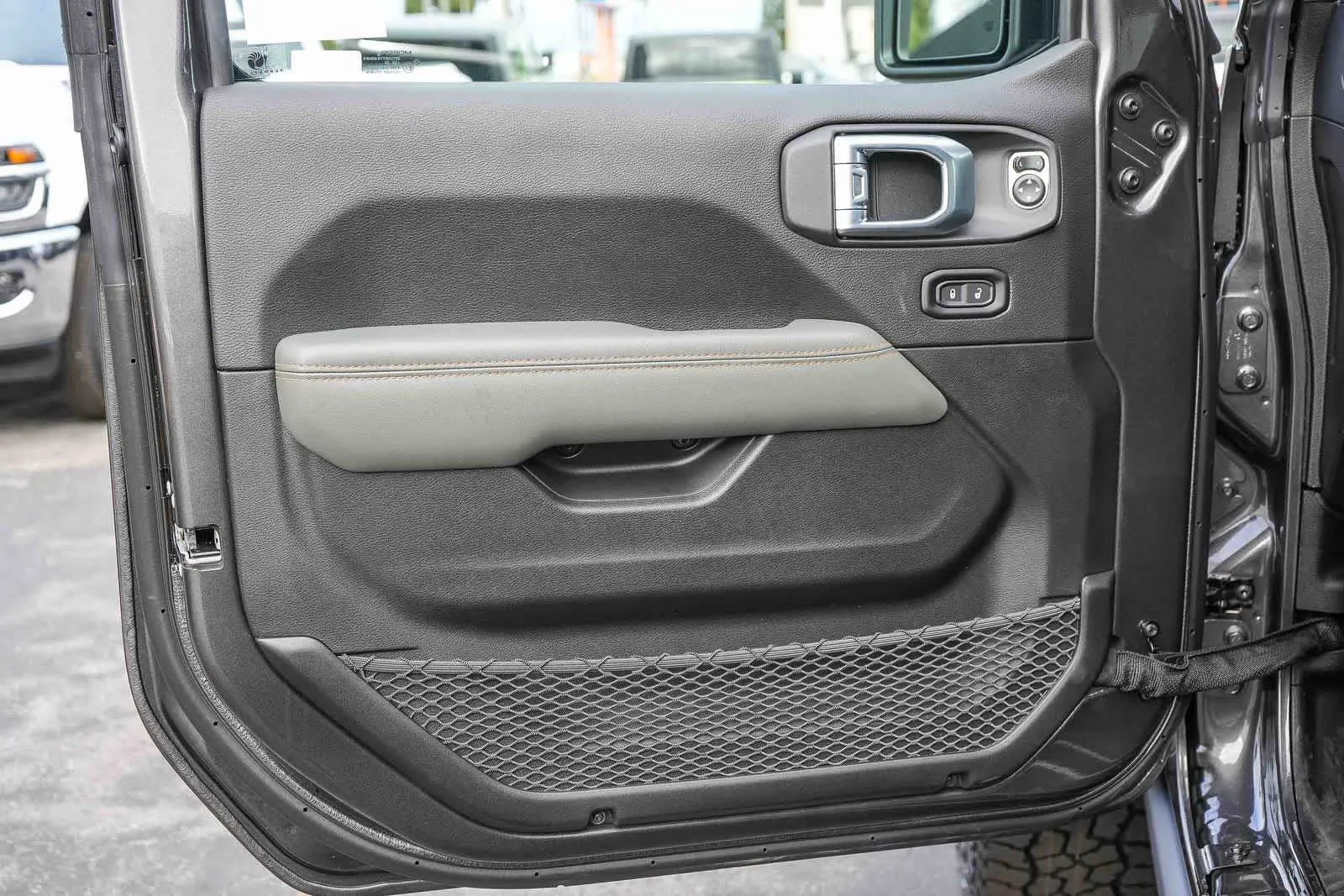 New 2026 Granite Crystal Metallic Clear-Coat Exterior Paint Jeep Mojave X image 27
