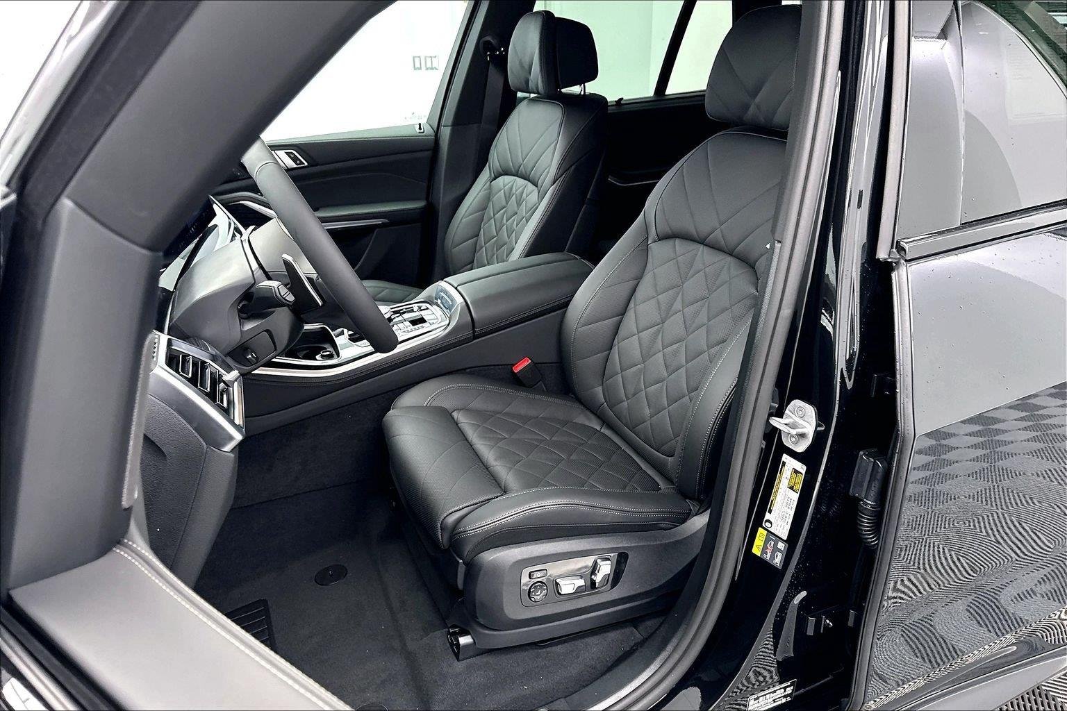 New 2026 Black Sapphire Metallic BMW xDrive50e image 28