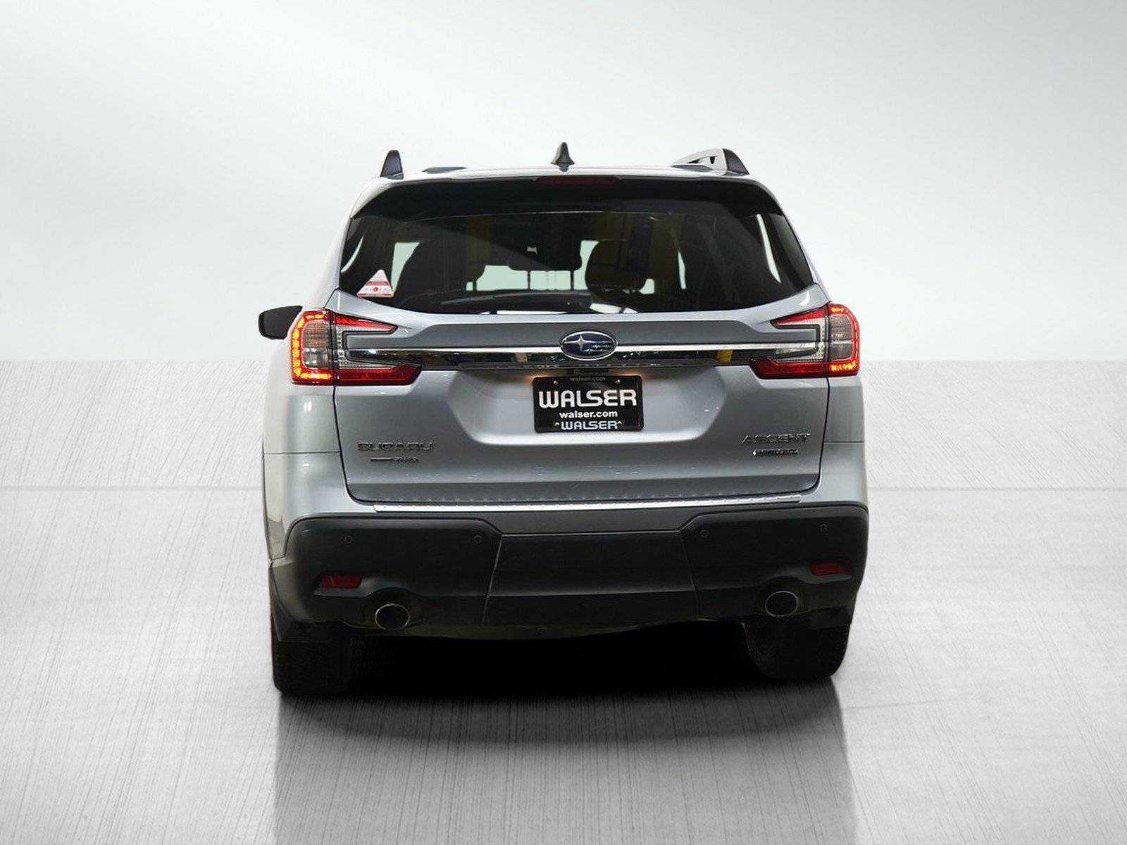 Used 2023 Ice Silver Metallic Subaru Limited image 4