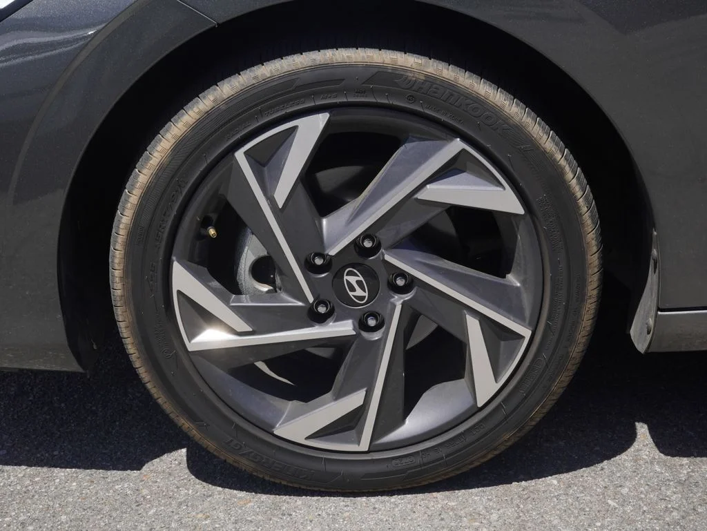 Used 2025 Gray Hyundai SEL Convenience image 6