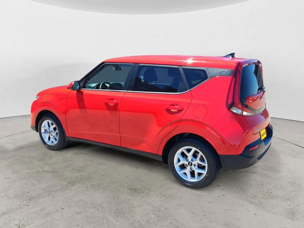 Used 2022 Red Kia LX image 3