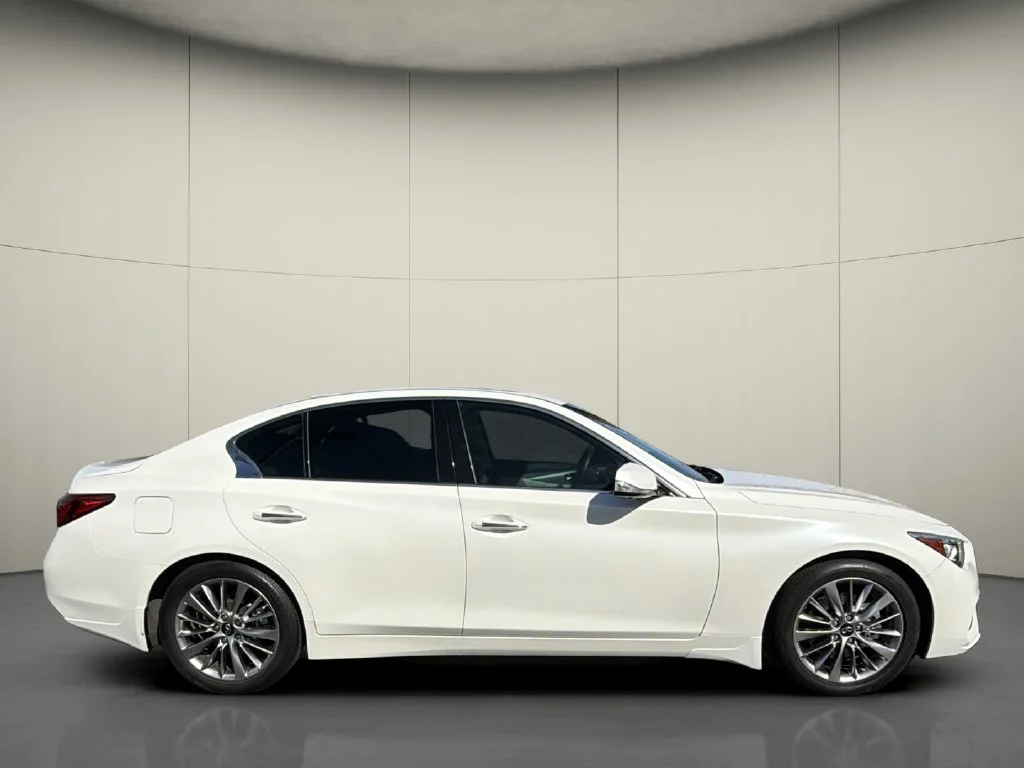 Used 2023 White INFINITI LUXE image 8