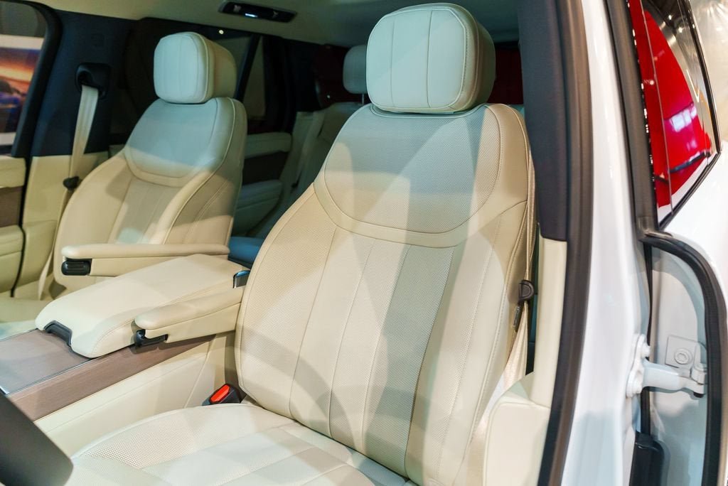 Used 2025 Fuji White Land Rover SE image 4