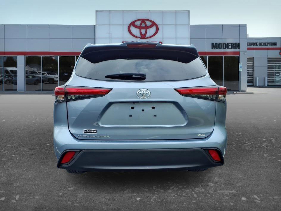Used 2023 Moon Dust Toyota XLE image 4