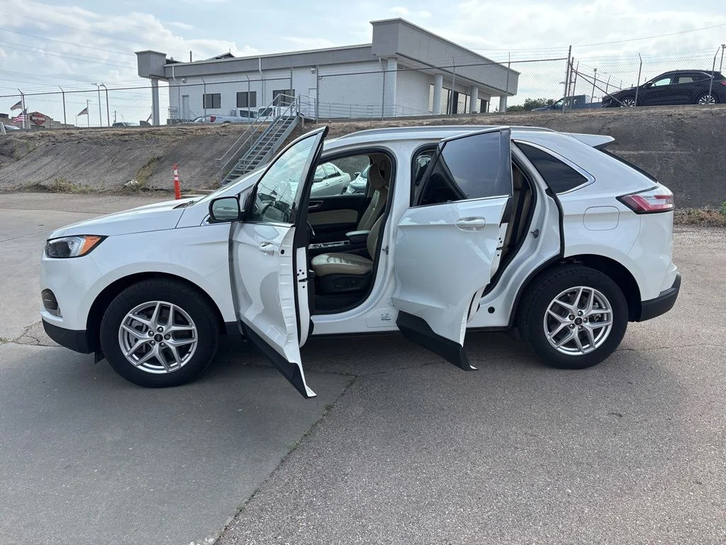 Used 2023 White Metallic Ford SEL image 4