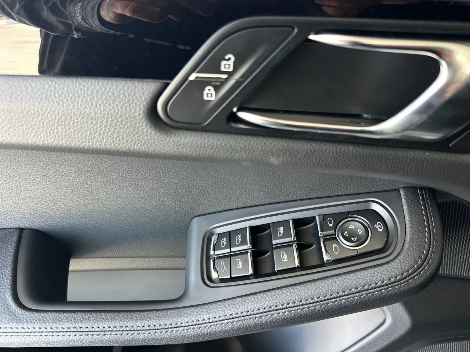 2026 Porsche Macan S - Photo 12