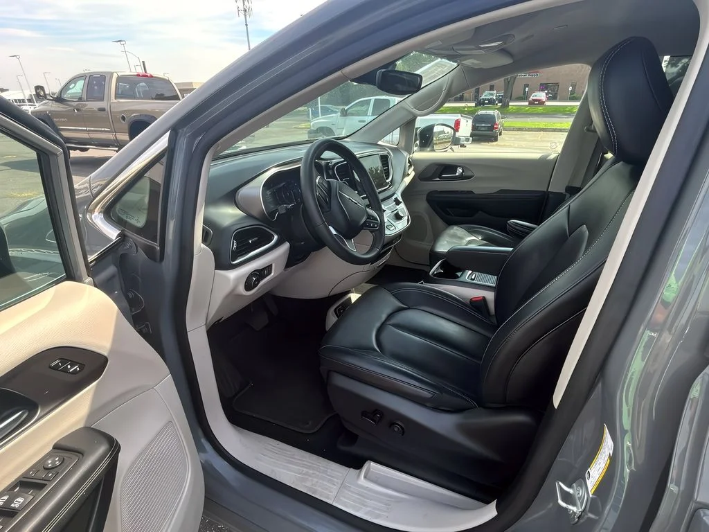 2023 Chrysler Pacifica Touring L - Photo 19