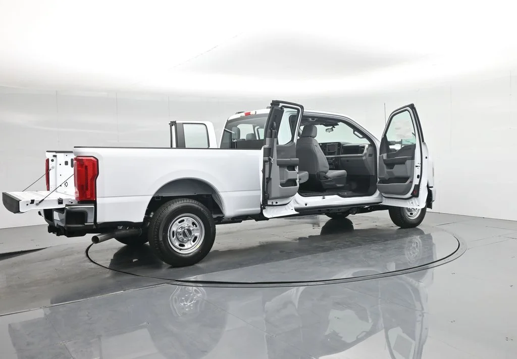 New 2026 Oxford White Ford XL image 5