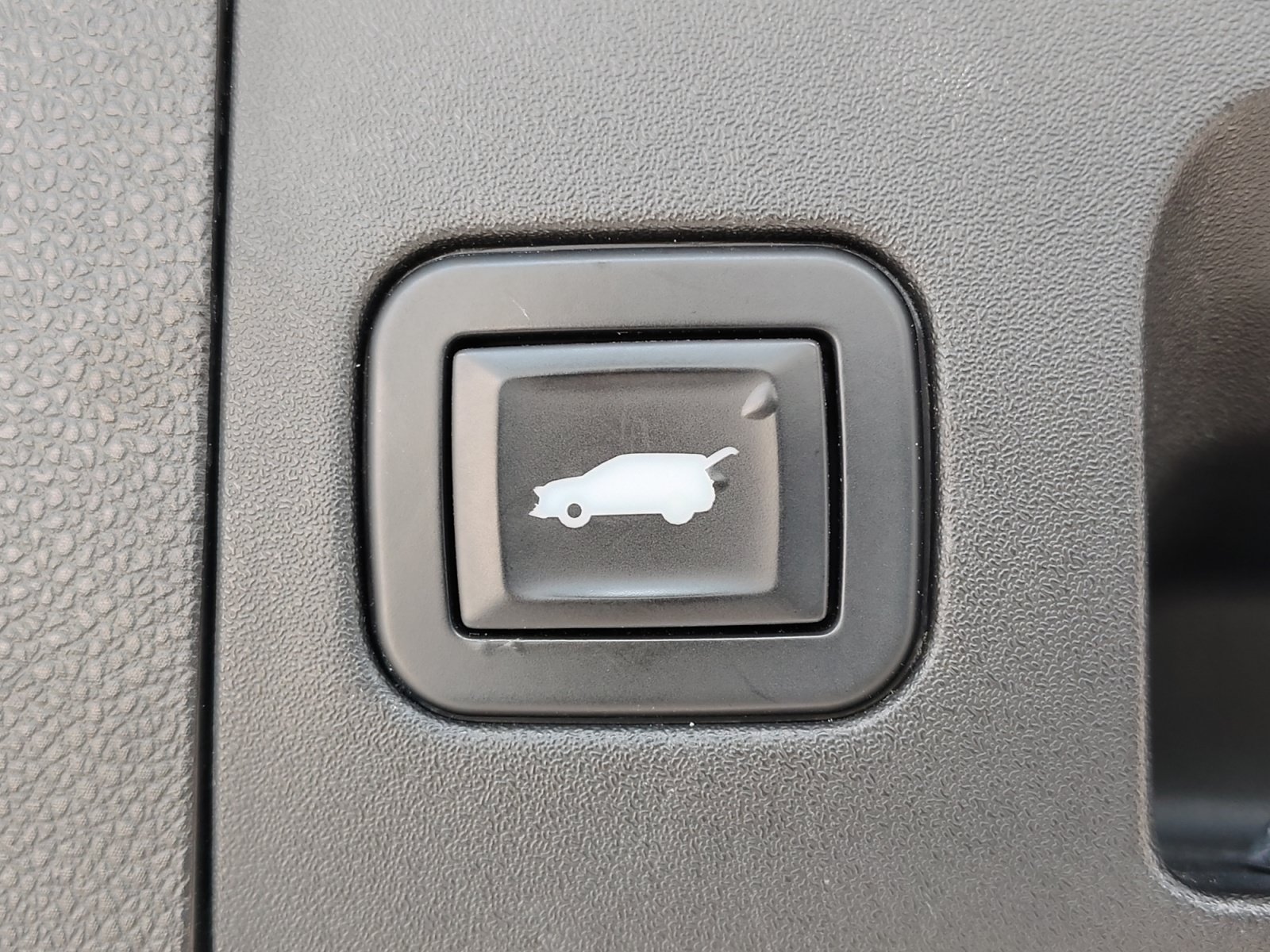 Used 2019 Radiant Silver Metallic Cadillac FWD Premium Luxury image 32