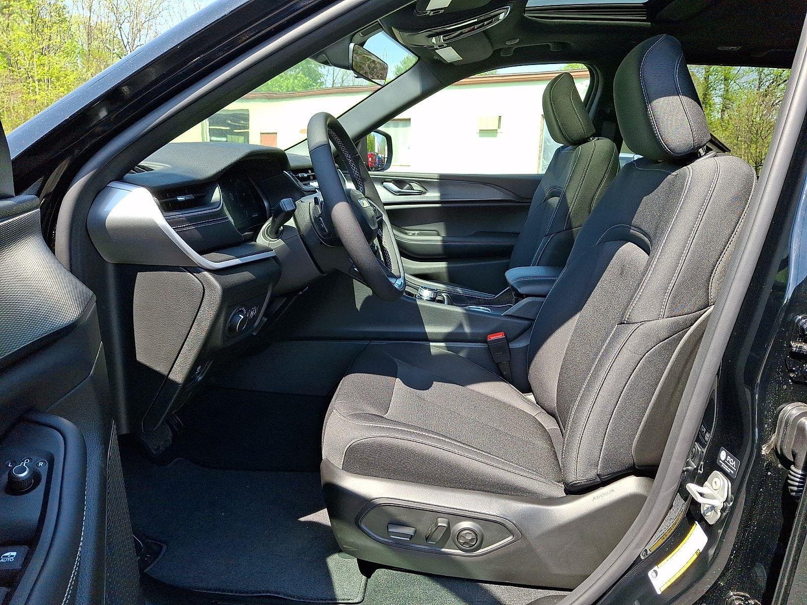 New 2026 Diamond Black Crystal Pearlcoat Jeep Laredo X image 10