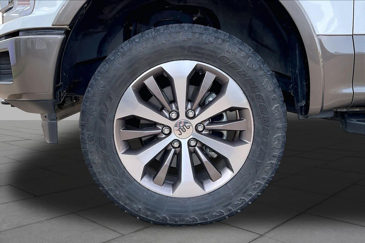 Used 2020 Oxford White/Stone Gray Ford King Ranch image 11