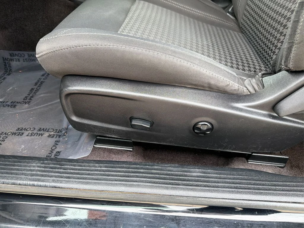 Used 2018 Pitch Black Clearcoat Dodge SXT image 19