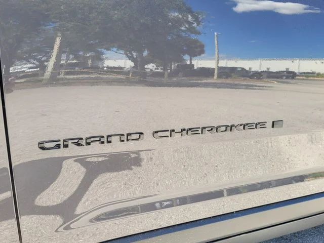 New 2025 Baltic Gray Metallic Clear-Coat Exterior Paint Jeep Altitude image 10