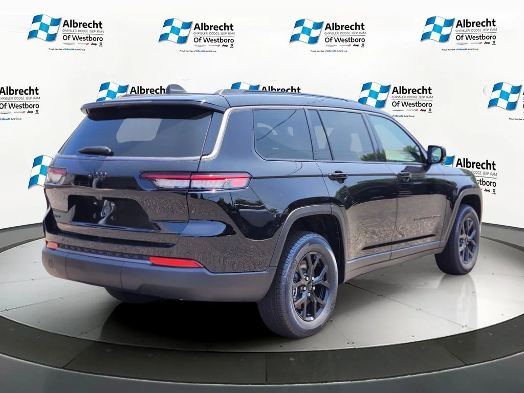 New 2026 Diamond Black Crystal Pearl-Coat Exterior Paint Jeep Altitude image 5