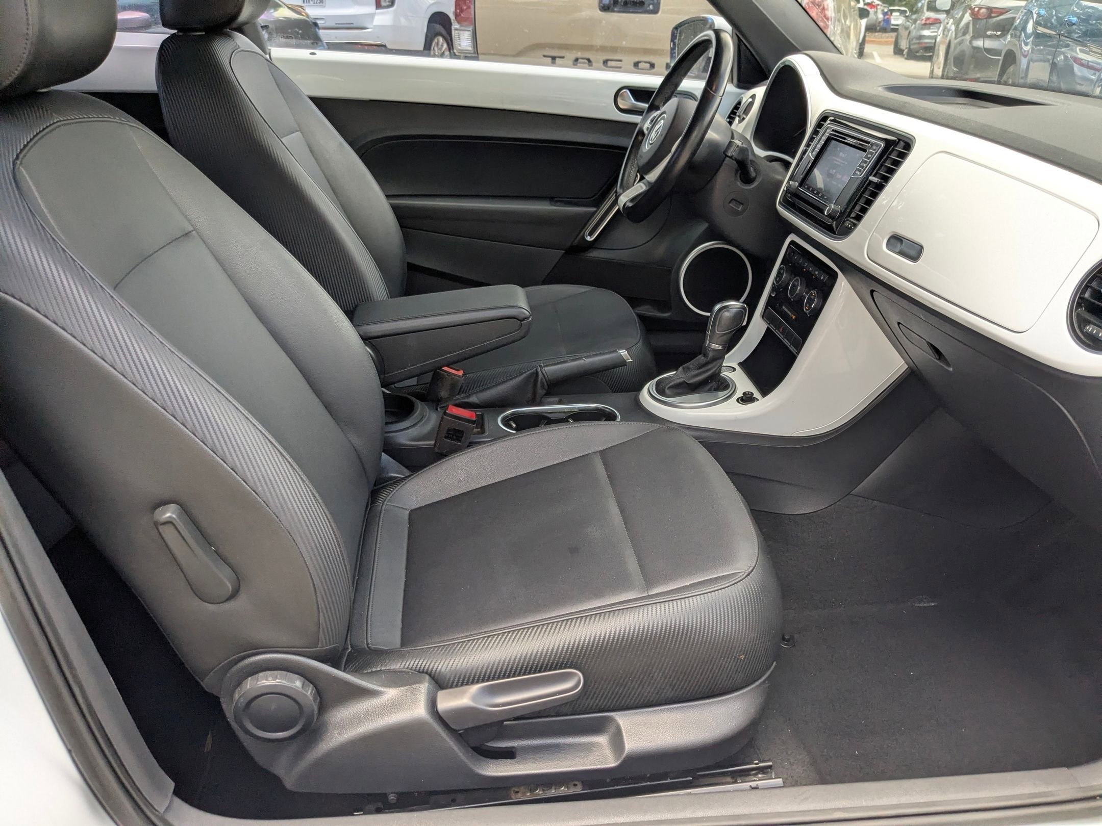 Used 2019 Pure White Volkswagen SE image 21