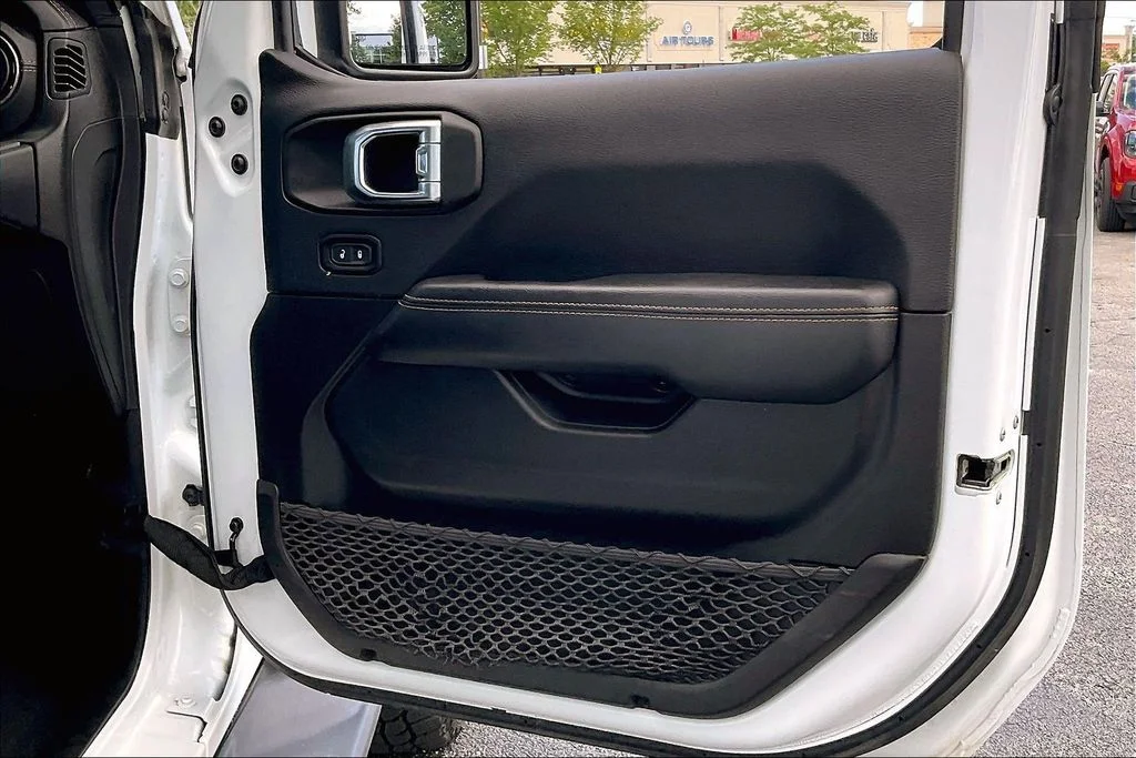 Used 2023 White Jeep High Altitude image 27