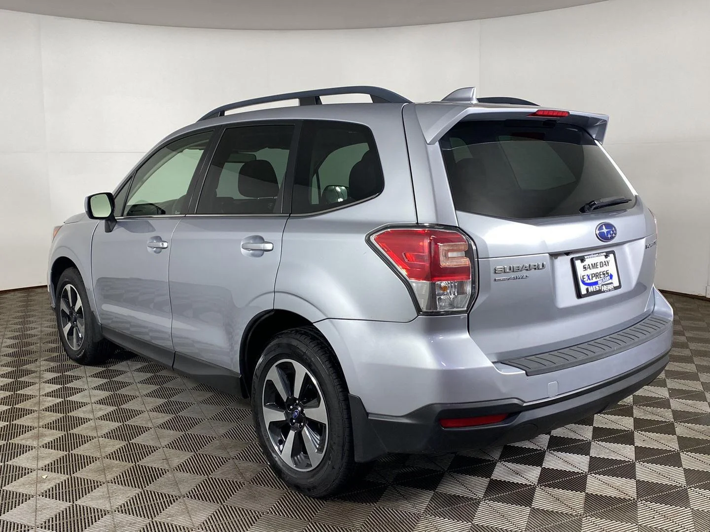 Used 2018 Ice Silver Metallic Subaru Limited image 8