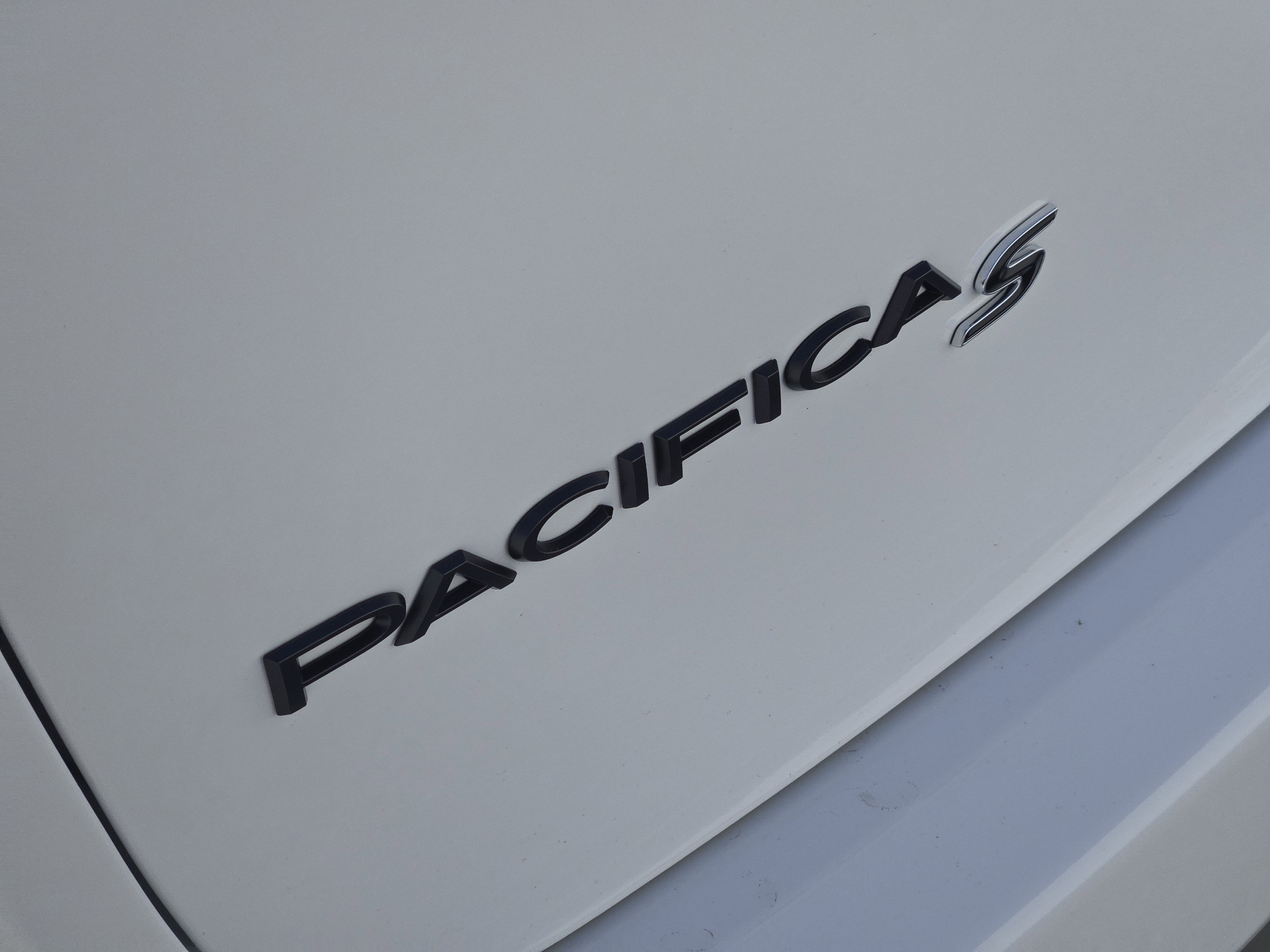 New 2026 Bright White Clear-Coat Exterior Paint Chrysler Select image 8