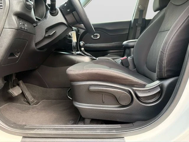 Used 2019 Clear White Kia Base image 17