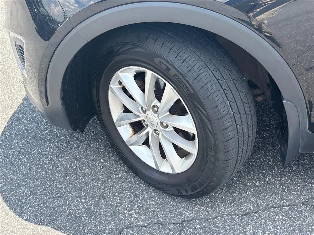 Used 2018 Black Kia LX image 27