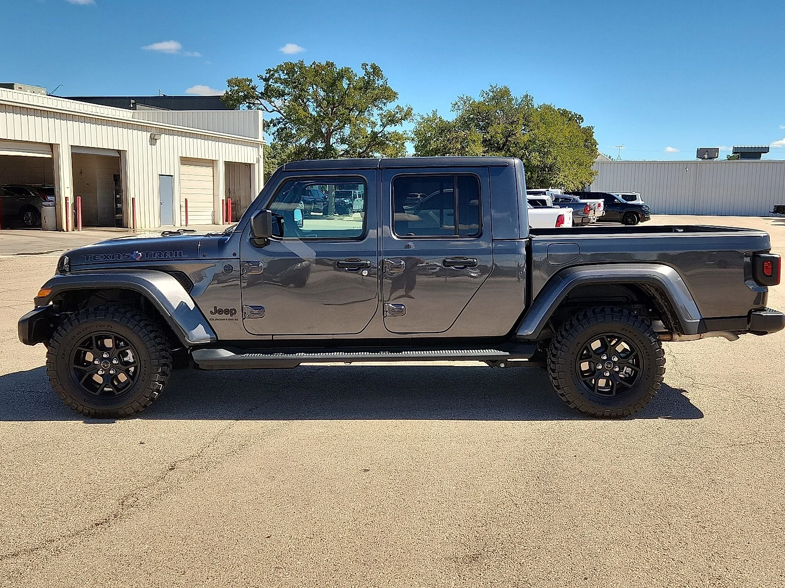 New 2026 Granite Crystal Metallic Clear-Coat  Paint Jeep TEXAS TRAIL 4X4 image 2