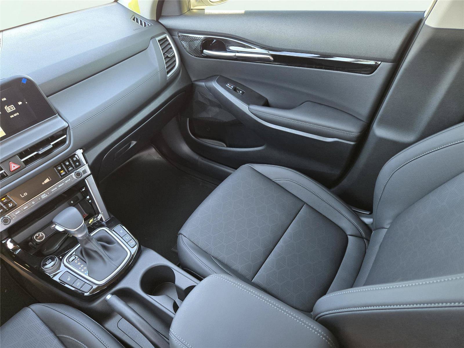 New 2026 Snow White Pearl Kia EX image 20