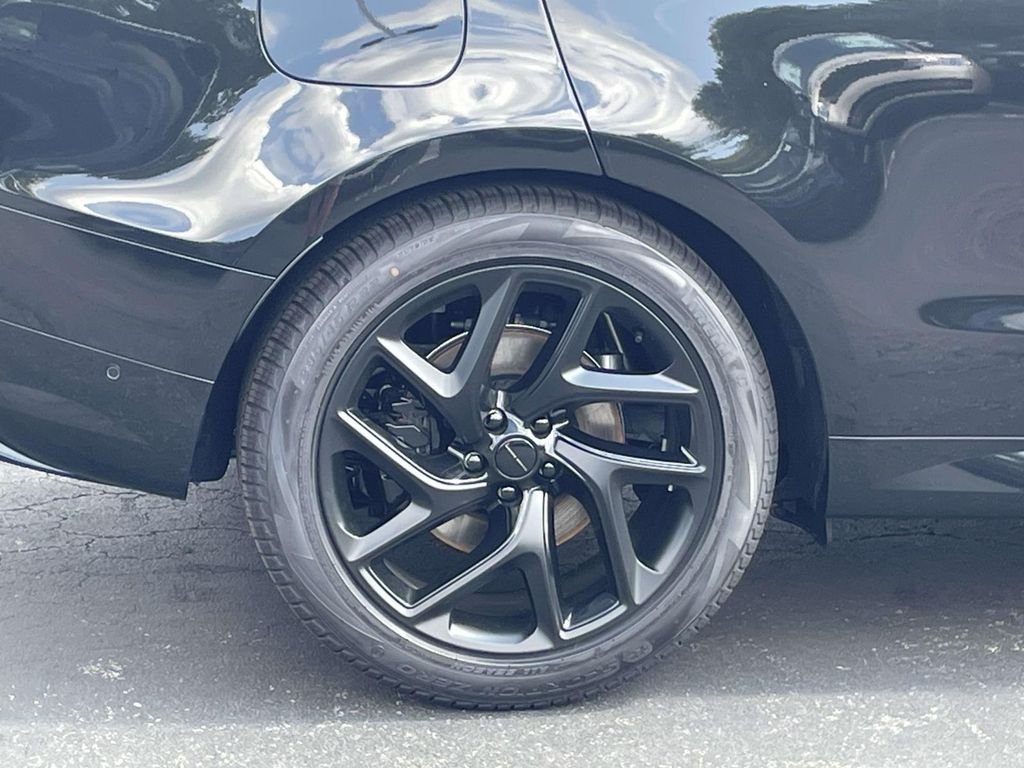 New 2026 Santorini Black Land Rover Dynamic SE image 6