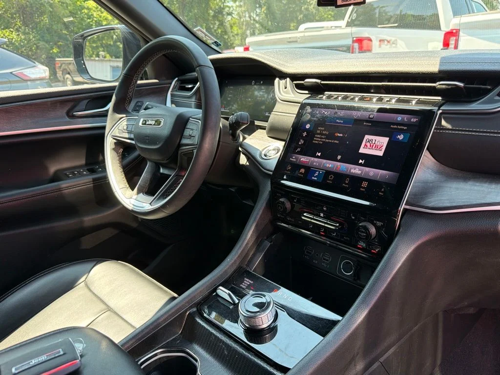 Used 2024 Metallic Jeep Limited image 19