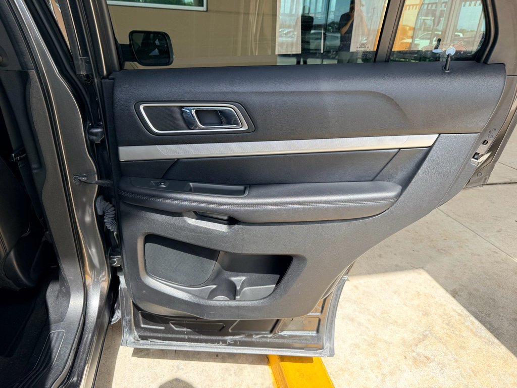 Used 2016 Magnetic Metallic Ford XLT image 15