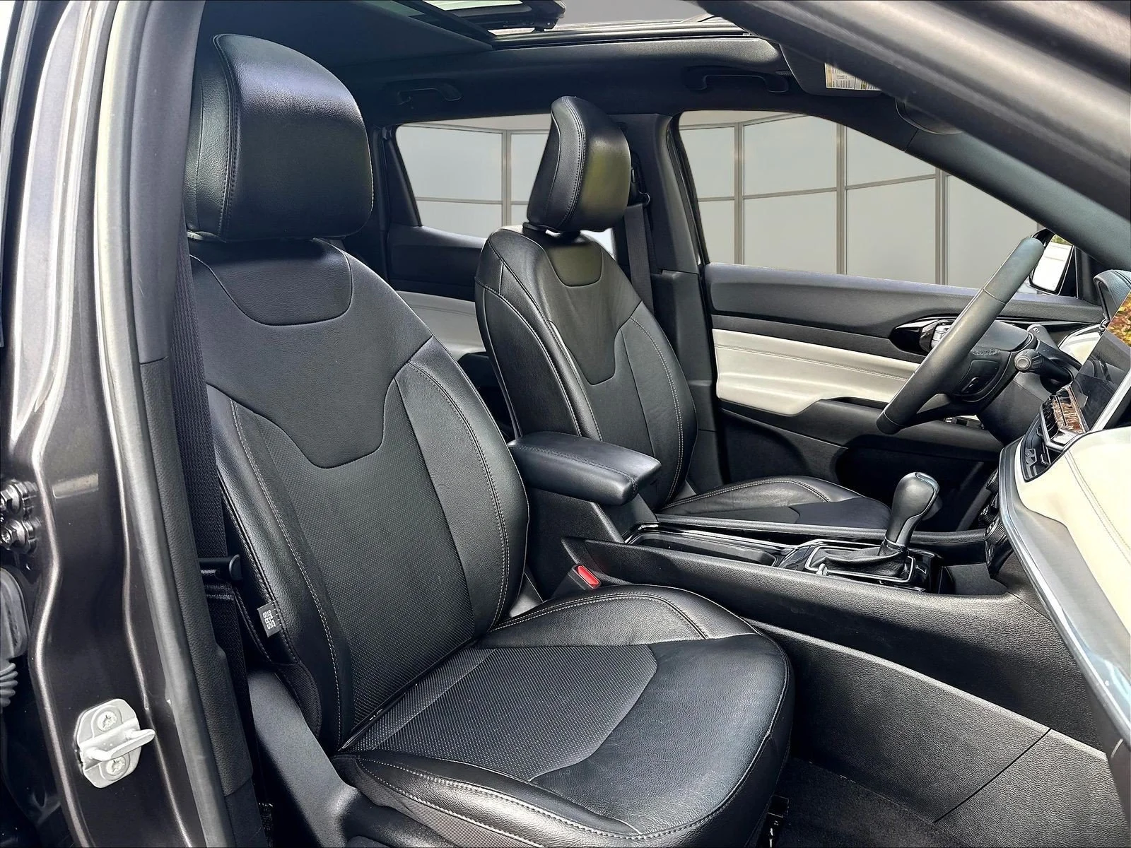 Used 2023 Crystal Metallic Jeep Limited image 30