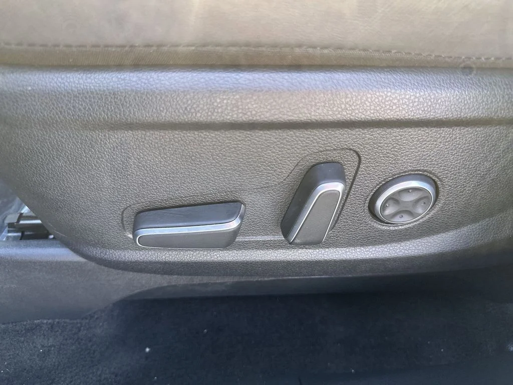 Used 2025 White Hyundai SEL Premium image 14
