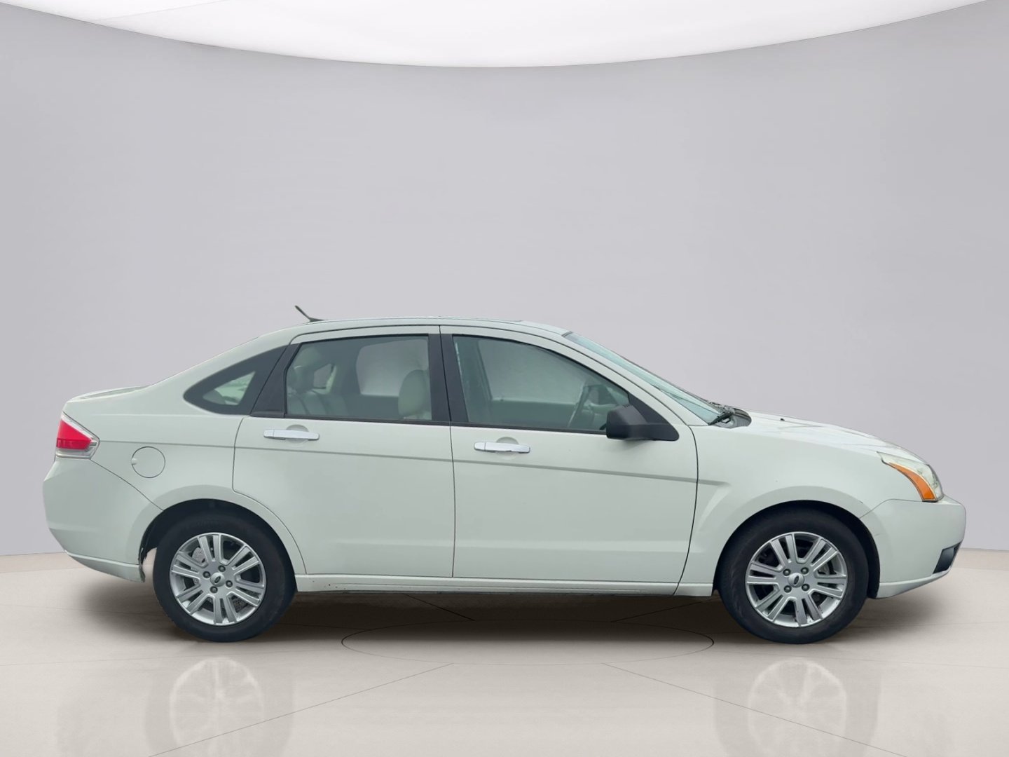 Used 2010 White Ford SEL image 4