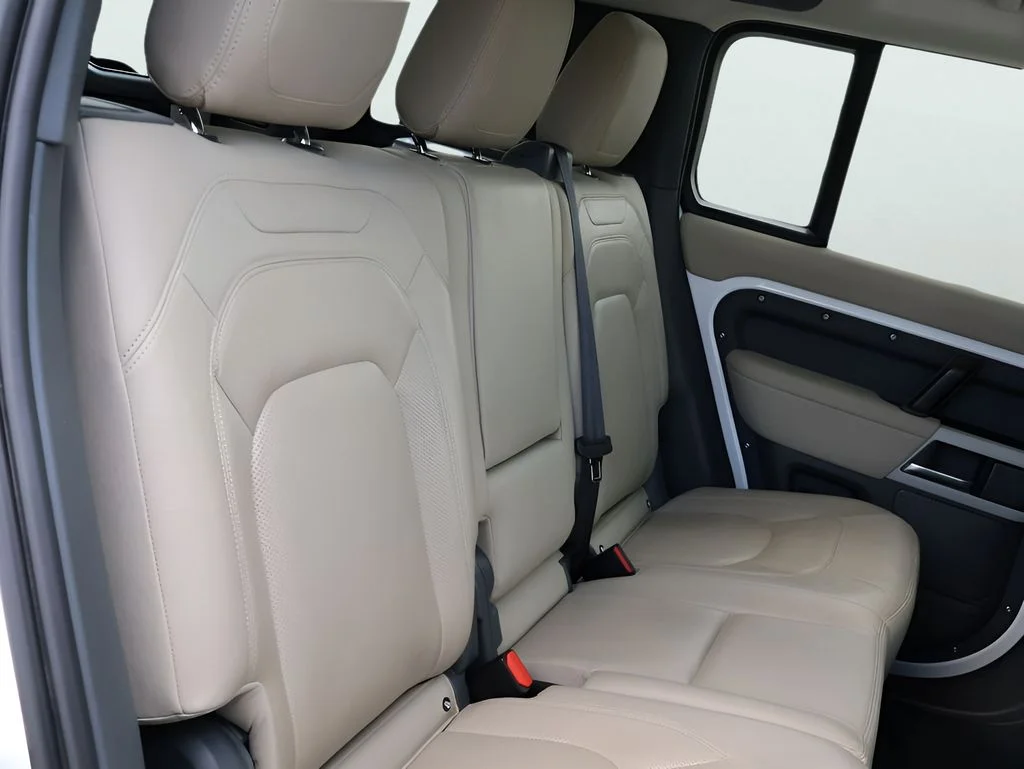 Used 2024 Fuji White Land Rover  image 12