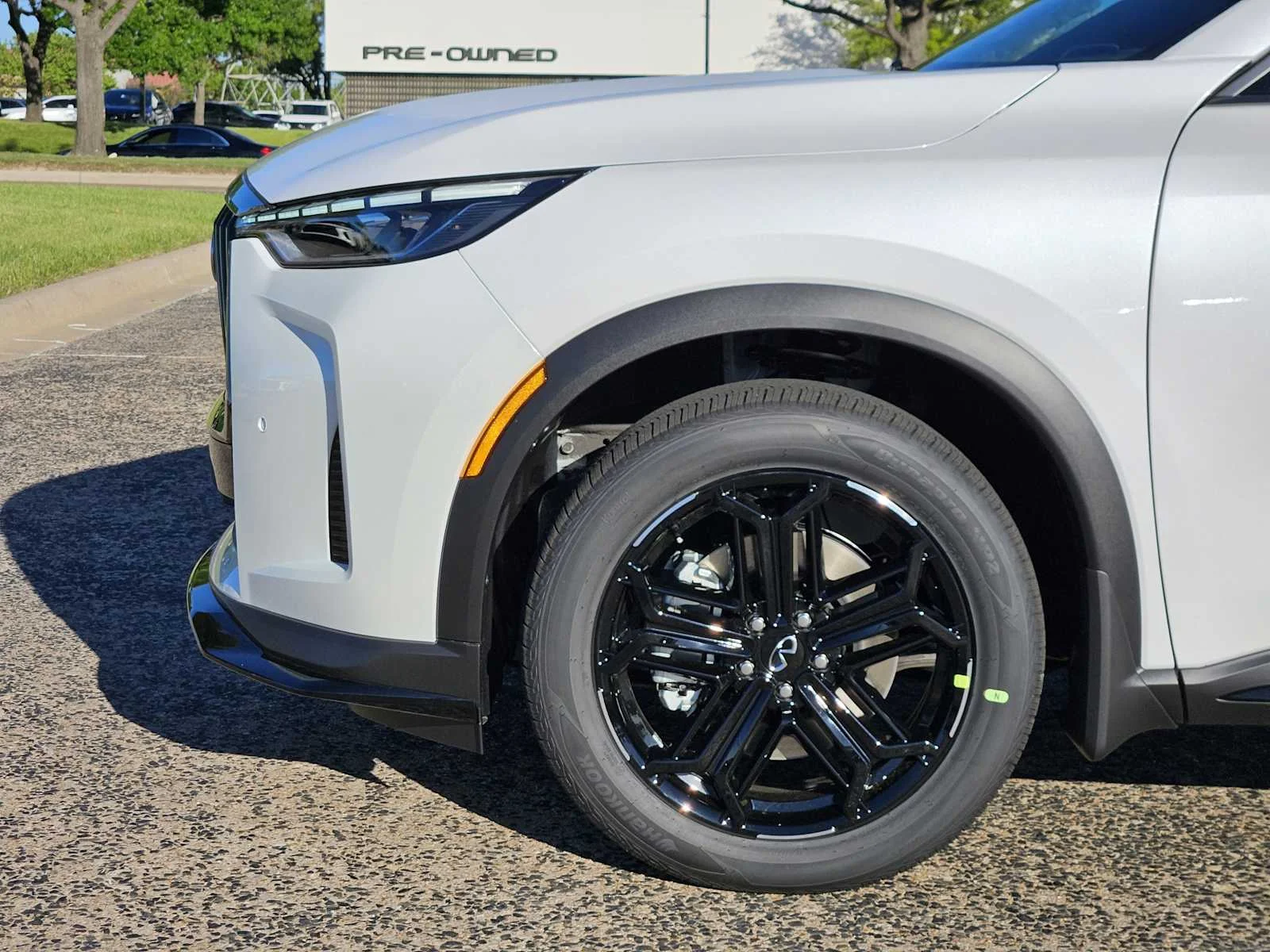 New 2026 RADIANT WHITE INFINITI Sport AWD image 5