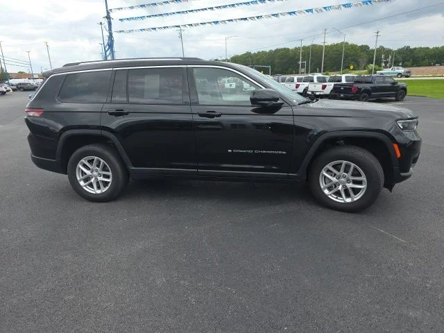 Used 2023 Diamond Black Jeep Laredo image 4
