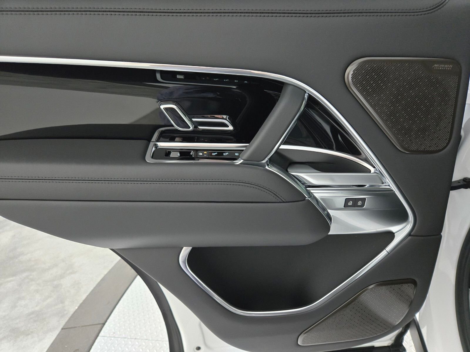 New 2026 Ostuni Pearl White Land Rover Autobiography image 21