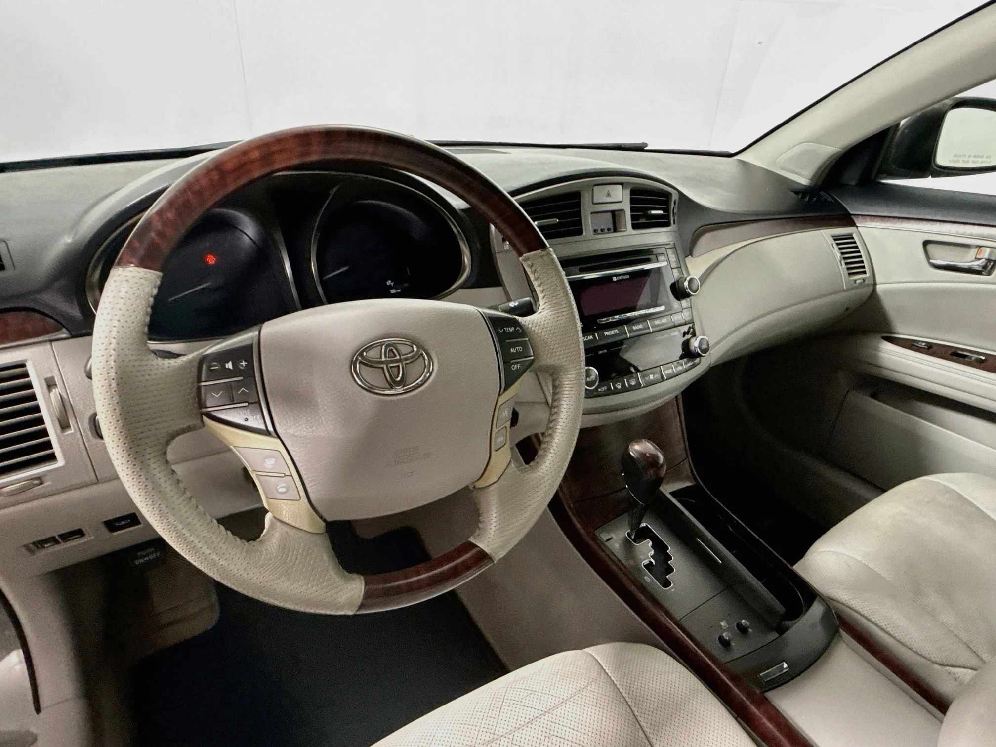 Used 2011 Cypress Pearl Toyota Limited image 11