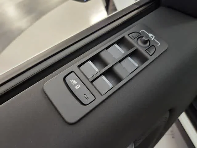 Used 2025 Fuji White Land Rover S image 21