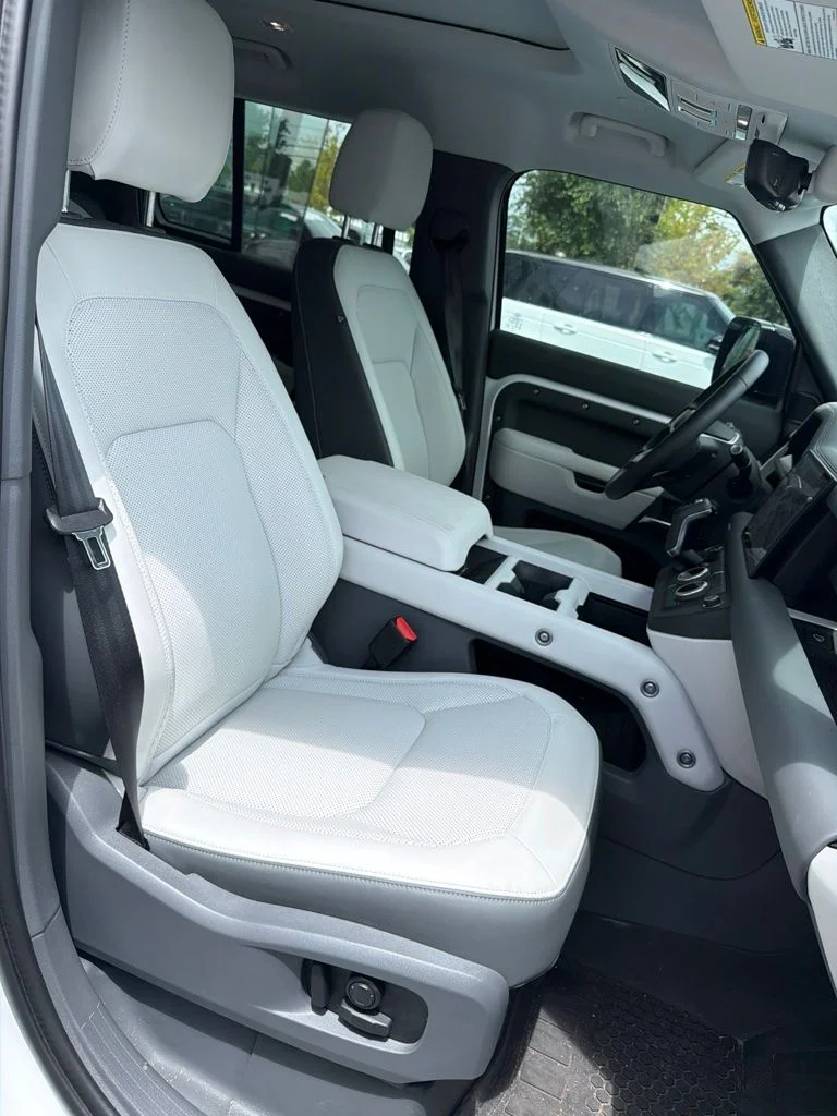 Certified Used 2025 Fuji White Land Rover S image 12