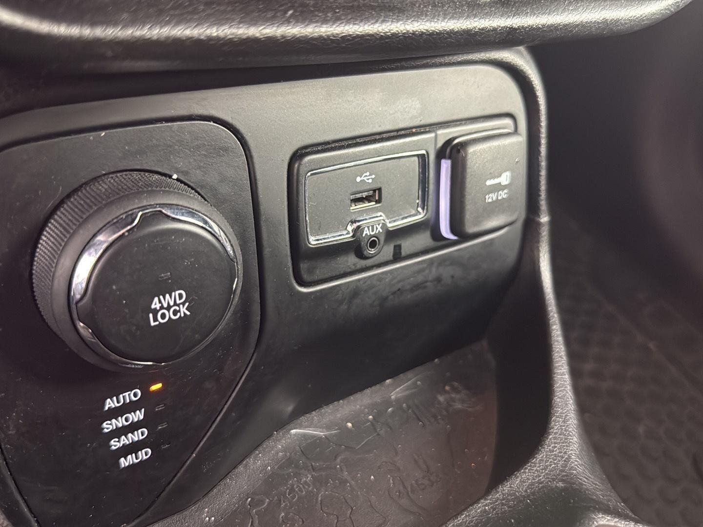 Used 2017 Granite Crystal Metallic Clearcoat Jeep Latitude image 14