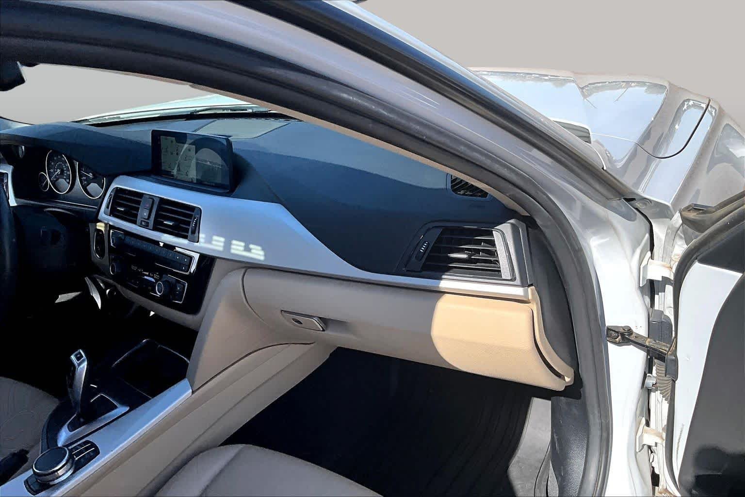 Used 2018 Mineral White Metallic BMW 320i xDrive image 15