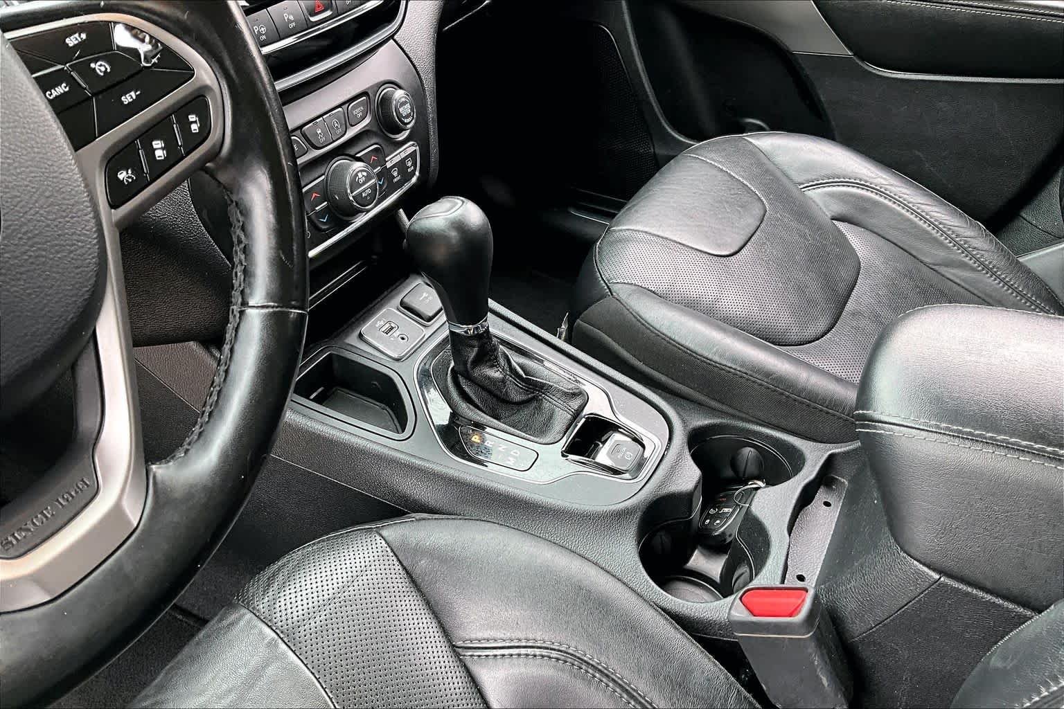 Used 2020 Diamond Black Crystal Pearlcoat Jeep Limited image 17