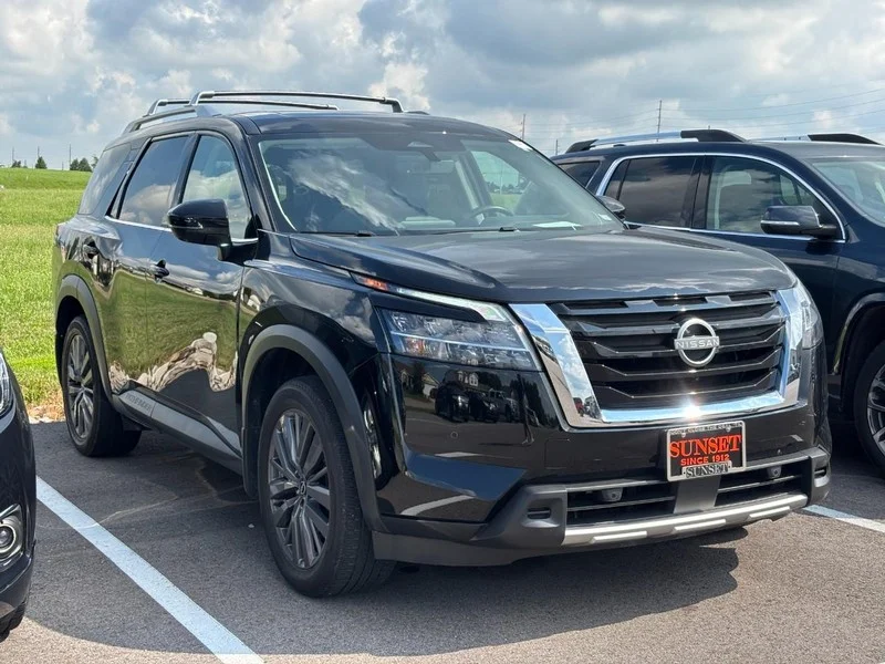 Used 2024 Super Black Nissan SL image 3